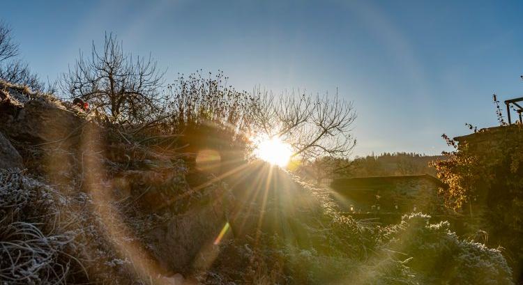 Napsütés jön, de hajnalban még odacsíp a fagy
