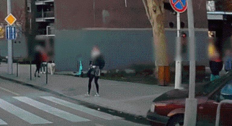 A frászt hozta a gyalogosokra egy járdán előző autós Kőbányán