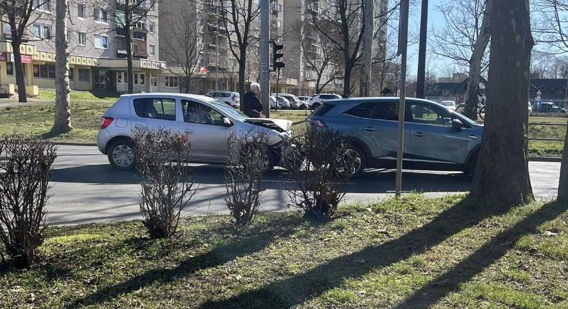 Autók ütköztek a forgalmas debreceni úton