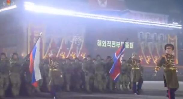 Észak-koreai katonák vonultak fel orosz zászló alatt egy katonai parádén: Ukrajna ironikusan reagált