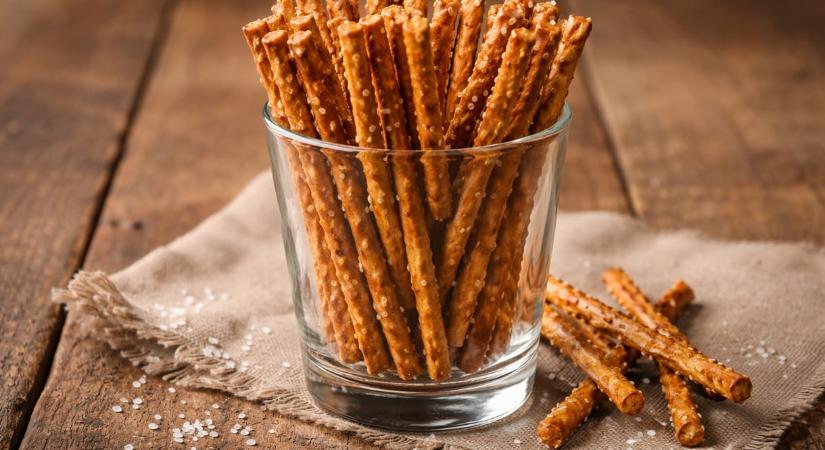 Vádat emeltek a pedagógiai asszisztens ellen, aki súlyos allergiája ellenére ropit adott az óvodásnak