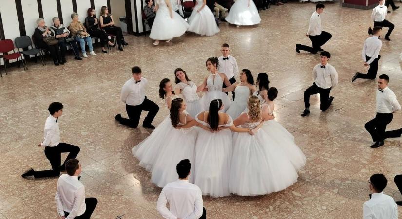 Csodás dallamok, remek koreográfia – megtartották a végzős bált a Neumannban