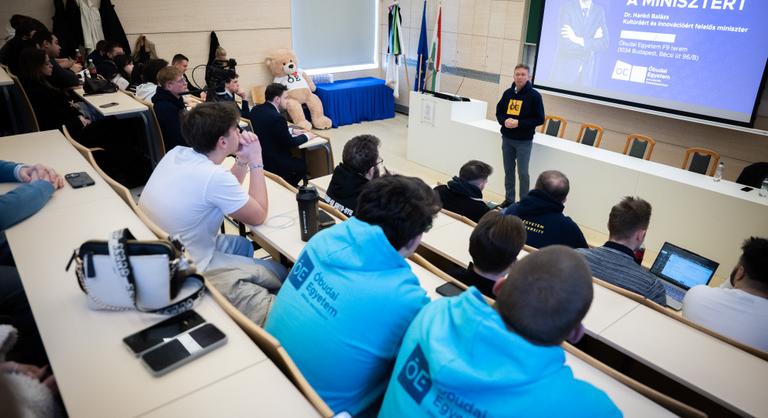 Záporoztak a hallgatók kérdései Hankó Balázsra