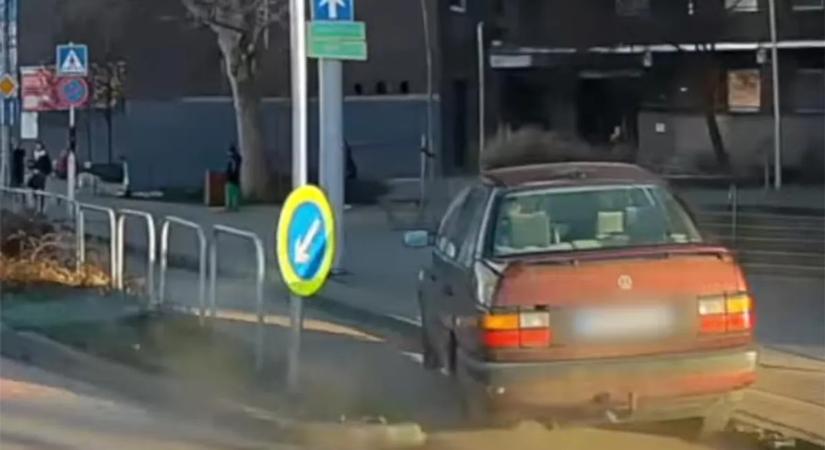 Felugratott a járdára egy őrült autós Kőbányán, menekültek a gyalogosok - videó