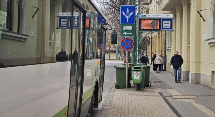 Megint elfordult a tábla a Szentháromság utcában, komoly büntetés is járhat érte