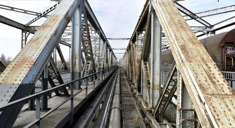 Olyan rossz állapotban van a Gubacsi híd, hogy védőhálót szerelnek alá, mert már vízi forgalmat fenyegetik a lehulló darabok