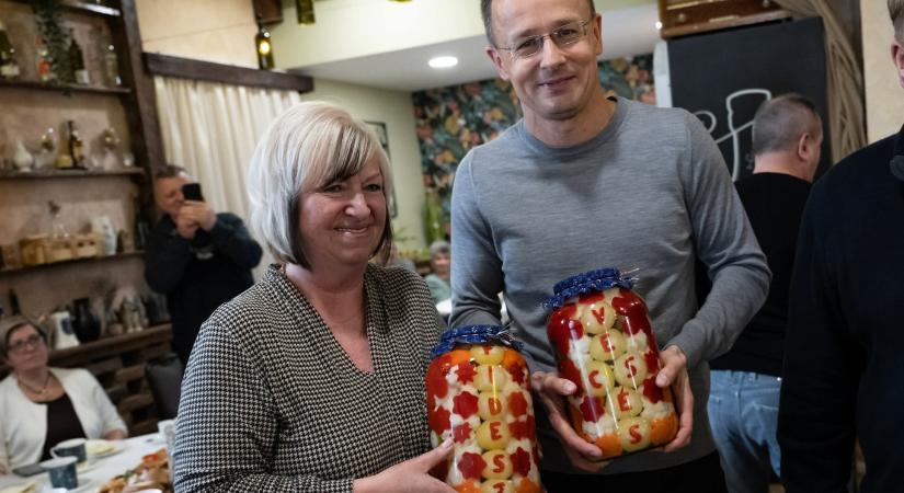 Kicsit sárga, kicsit savanyú, de az övék – a vecsési Fidesz-híveké a nap kampányfotója elismerés