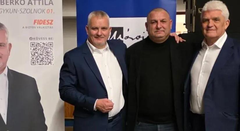 Marosvásárhelyi fiatalokat vittek Szolnokra, hogy a Fidesznek kopogtassanak