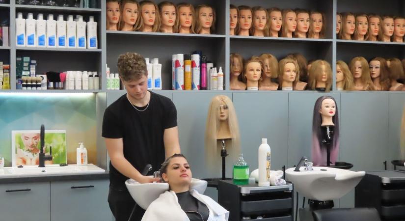 Az új szaktanteremben már helyben gyakorolhat minden fodrásztanuló az Eötvös József Technikumban