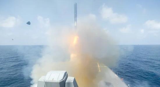 Amerikai csapások az iráni haditengerészet ellen az Ománi-öbölben