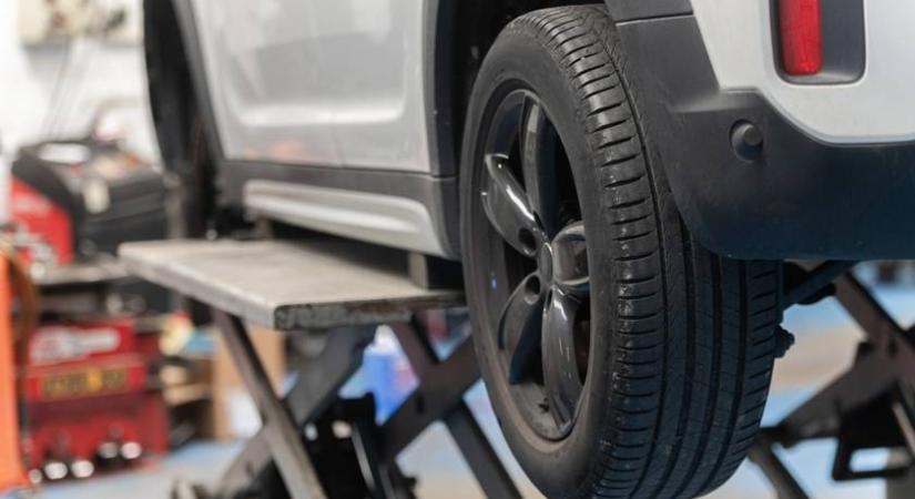 Hogyan válaszd ki a megfelelő gumikat, és mikor kell cserélni? Veszélyes lehet halogatni a szervízt!