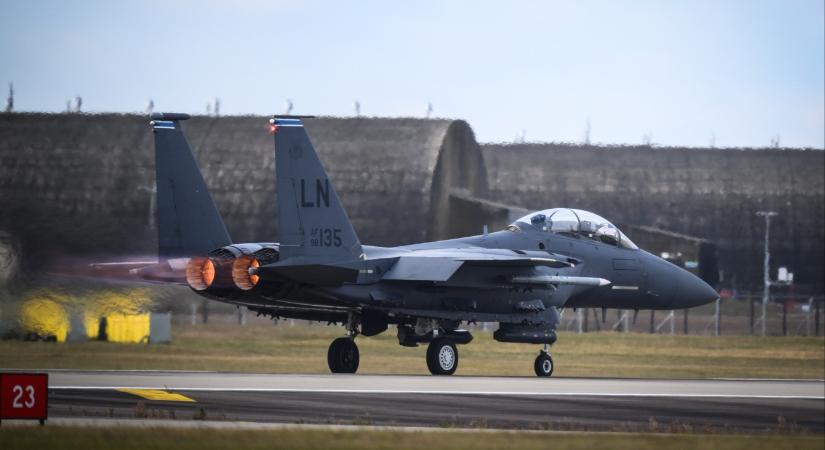 Baráti tűz miatt zuhant, így találták meg a túlélő amerikai vadászpilótát – videó