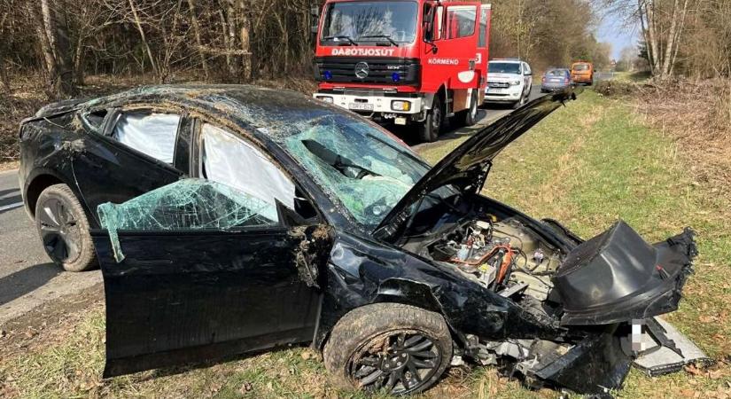 Elektromos autó szenvedett balesetet Vas vármegyében - fotó