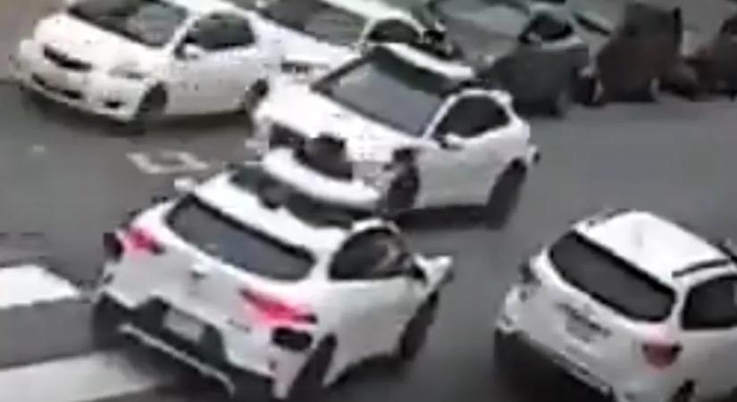 Szűk utcában találkozott két önvezető taxi, nézni is fáj, mit műveltek - videó