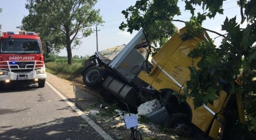 Hatalmas baleset a „halálúton”, lezárták a 81-es főutat!