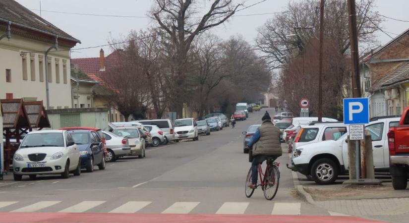 Kevés a belvárosi parkoló Hódmezővásárhelyen, ingázók foglalják el a helyeket, a boltosok dühösek