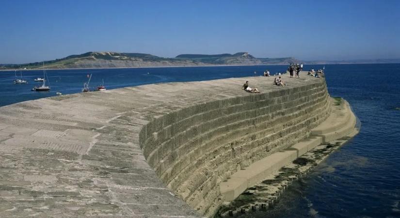 Tragédia a tengerparton: felesége szeme láttára zuhant a vízbe