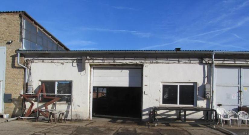 71 millió forint adósságot halmozott fel, most a NAV árverez el egy egész műhelysort