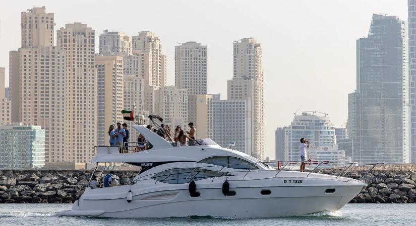 Rejtélyes körülmények között holtan találtak egy brit nőt egy szuperjachton