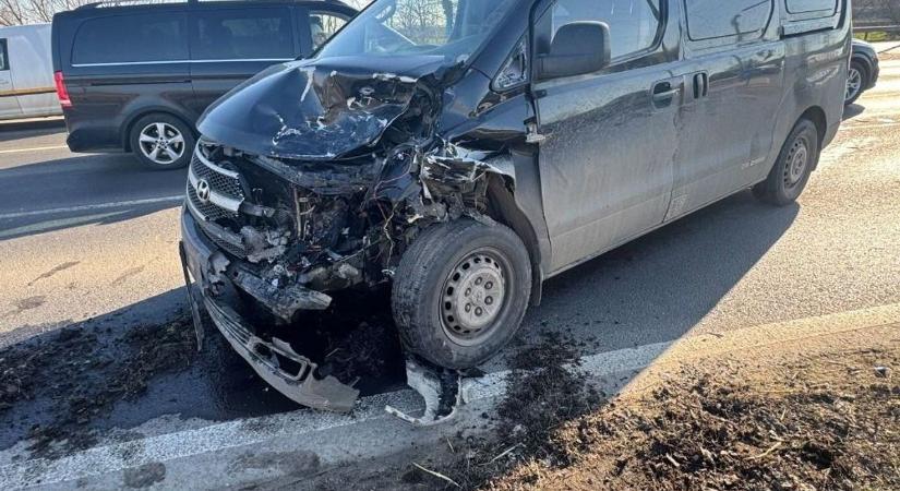 Te láttad? Baleset történt a 4-es főúton Debrecen közelében, többen megsérültek - fotókkal