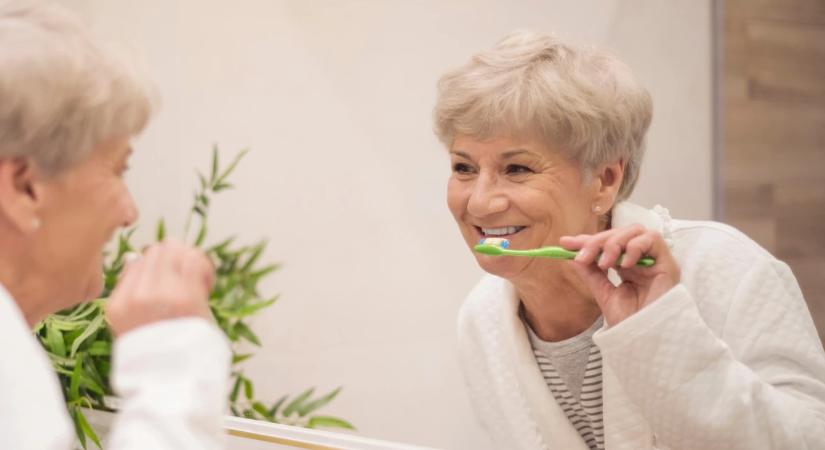 Nem elég a napi 2: ennyiszer érdemes fogat mosni 50 felett a szakértők szerint