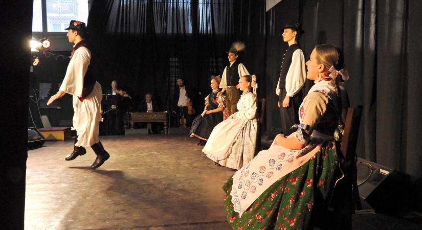 Először indultak az országos kamara néptáncversenyen – máris díjakkal tértek haza az egri táncosok