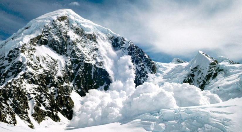 Franciaországban lavina sodorta el síelők egy csoportját, ketten meghaltak