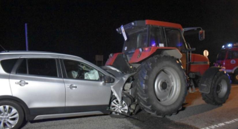 Fotókon a súlyos baleset: személygépkocsi ütközött össze egy mezőgazdasági erőgéppel
