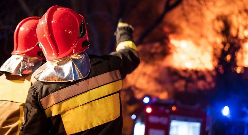 Katonai létesítményben csaptak fel a lángok Várpalotán – rohantak a tűzoltók (videó)