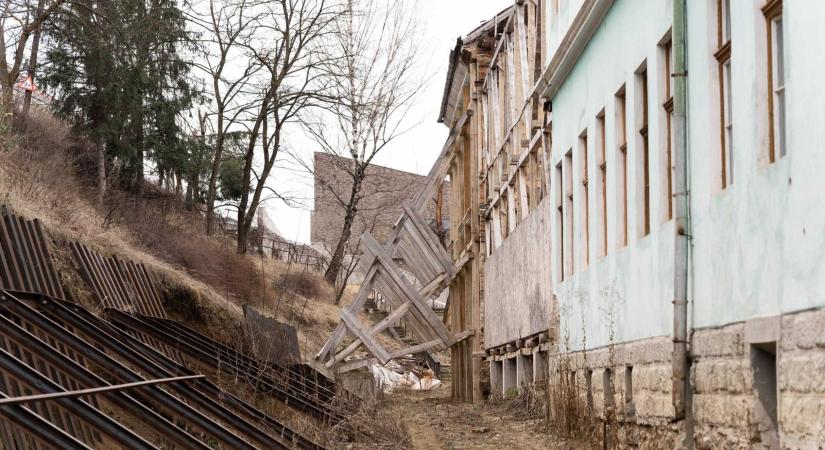 Megkezdődött a bontás a székelyudvarhelyi bentlakásnál – Júniustól már építkezhetnek