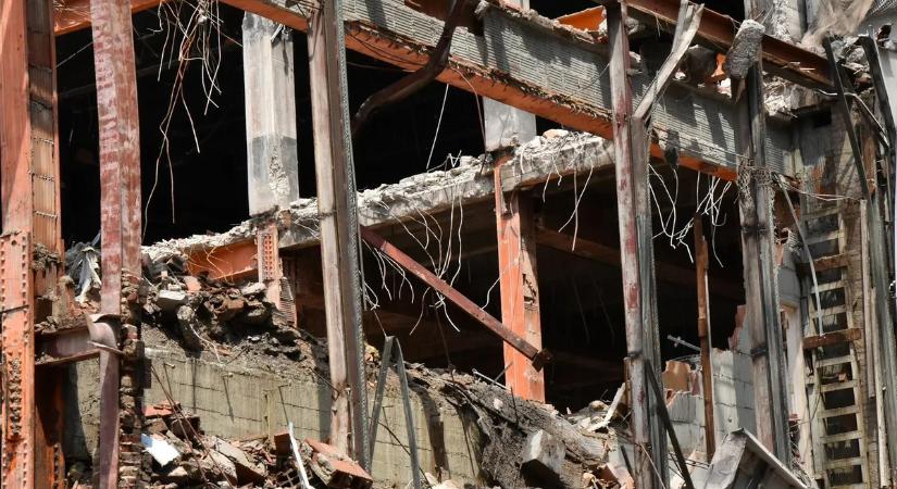 Összeomlott egy épület felső szintje, kilencen meghaltak