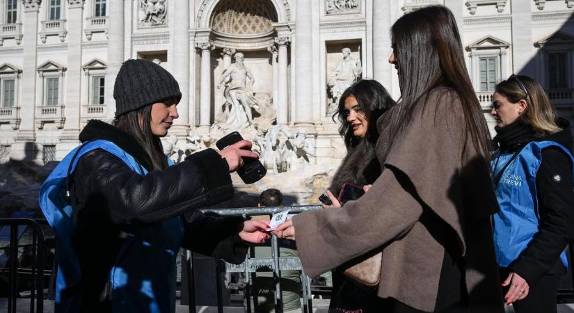 Csaknem félmillió eurót hozott egy hónap alatt Rómának a fizetős Trevi-kút