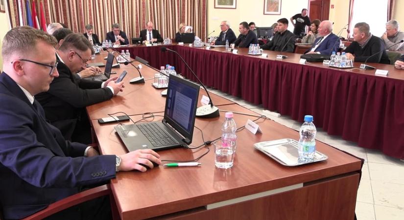 Két napirend volt a testület előtt