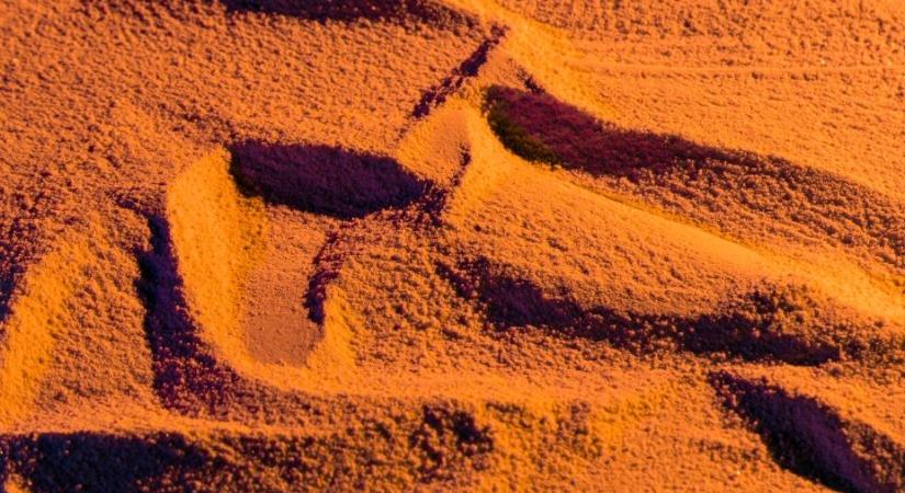 Marad a szaharai por