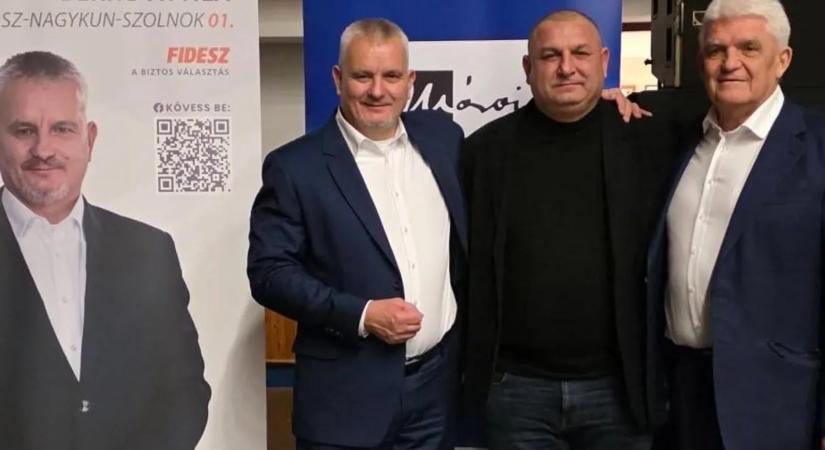 Marosvásárhelyről szállítottak fiatalokat Szolnokra, hogy a Fidesznek kampányoljanak