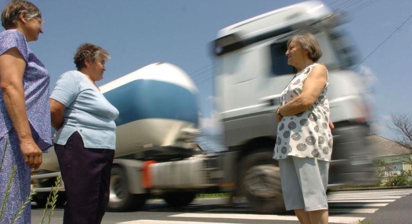 Elgázolta a gyalogost a kamion, már nem tudták megmenteni az életét