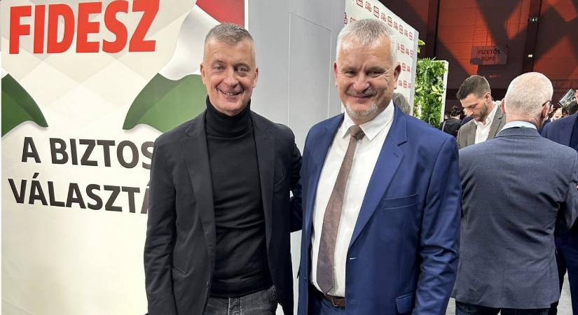 Erdélyi fiatalok kampányolnak a Fidesznek Szolnokon