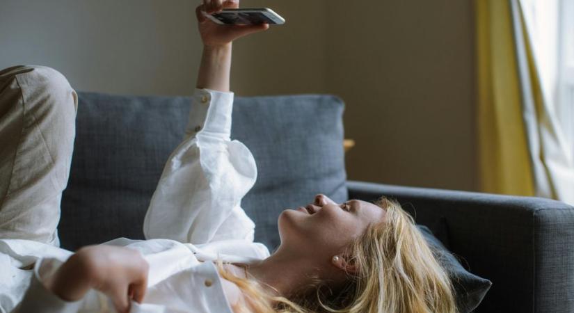 Szabadulnál a közösségi médiától? Ezért olyan nehéz letenni a telefont – és így veheted vissza az irányítást