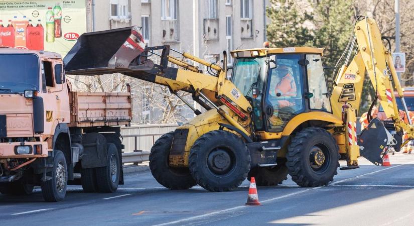 Munkálatok zajlanak a forgalmas debreceni felüljárón, ha teheted, kerüld el! – fotókkal, videóval
