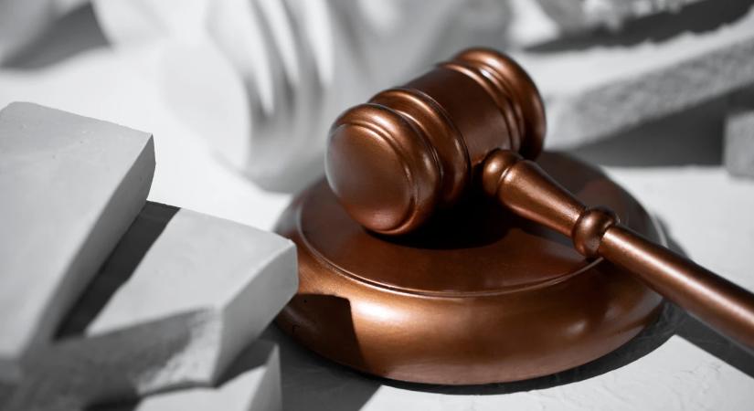 Kiskorúval létesített szexuális viszonyt a volt polgármester egy medencés bulin