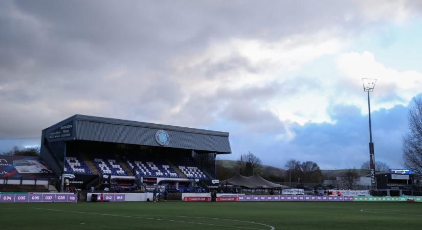 Ismeretlenek megpróbáltak felgyújtani egy stadiont, de csak a mobilvécét sikerült