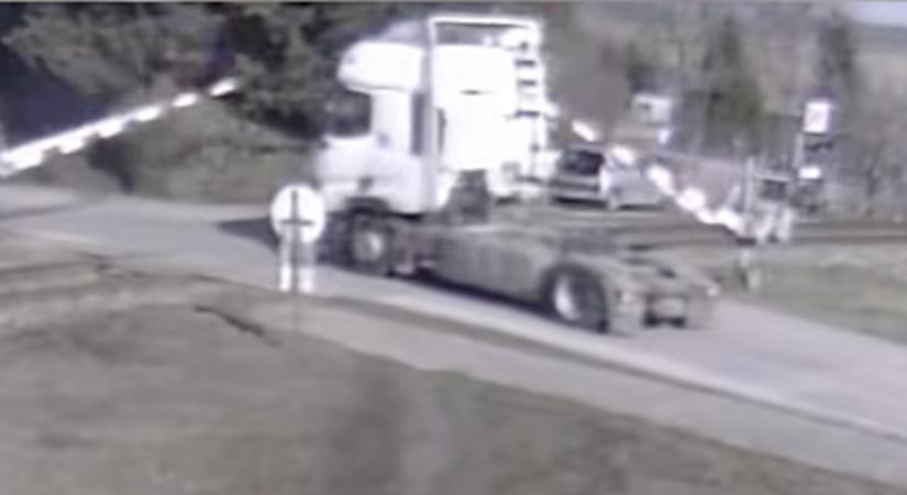 Sokkoló videón, ahogy egy vonat letarol egy kamiont Érsekújváron