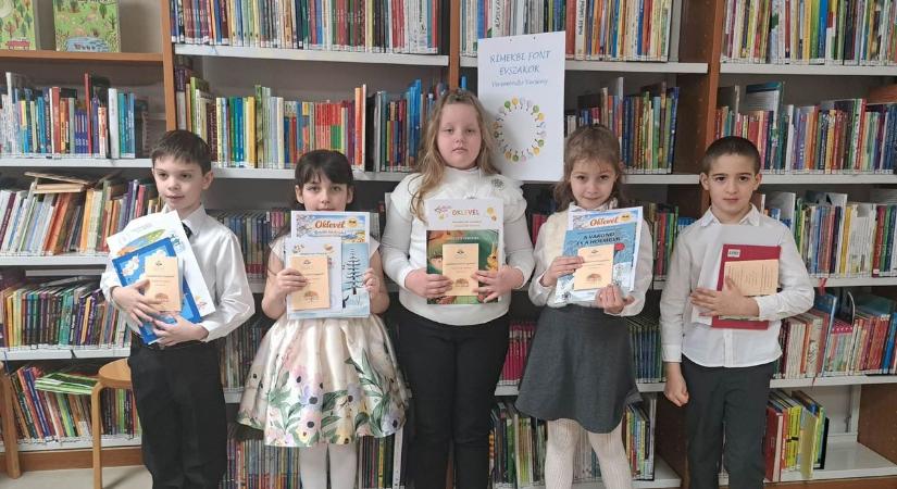 Megrajzolták az évszakokat, s verset mondtak a könyvtárban