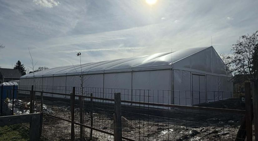 Négy évbe telt, hogy az omladozó tornaterem helyére egy könnyűszerkezetes sportcsarnokot építsenek