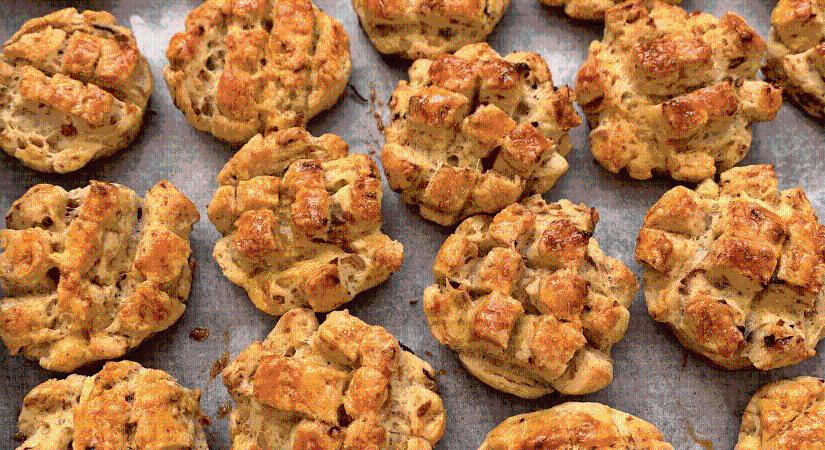 Így lesz aranybarna és puha a házi káposztás pogácsa