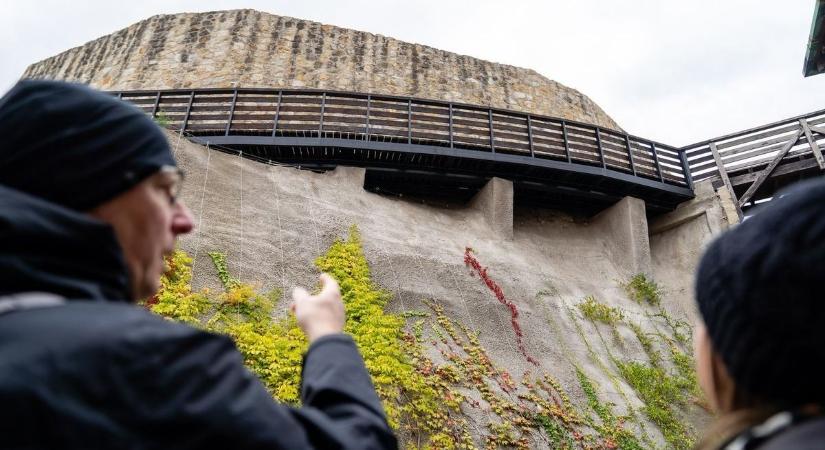 Valami történt az egri vár északi oldalával