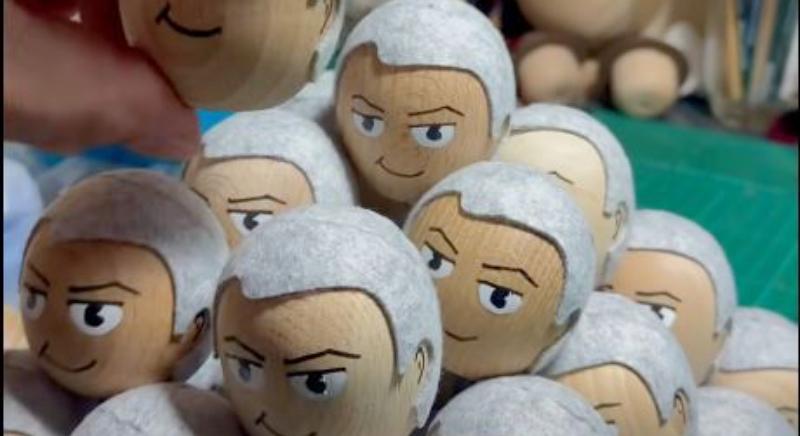 Videó – így készülnek a Lázár János babafejek