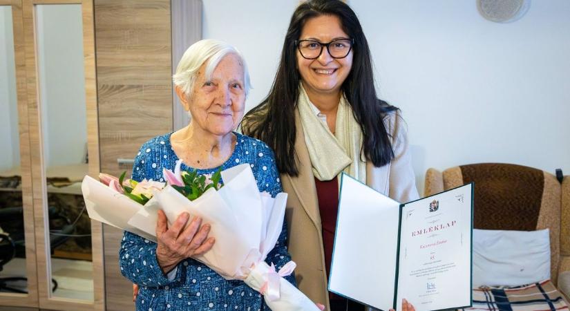 Isten éltesse sokáig! Csodálatos kort ért meg a mindig mosolygós debreceni Emma néni