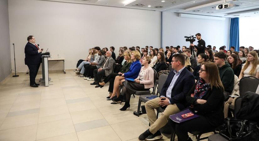 Diplomatákat nevel ki a külügyminisztérium - Új képzés indul egyetemistáknak - fotók