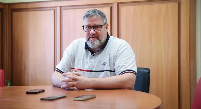 A költségvetési csalással vádolt Simonka György elindul az orosházi választókerületben